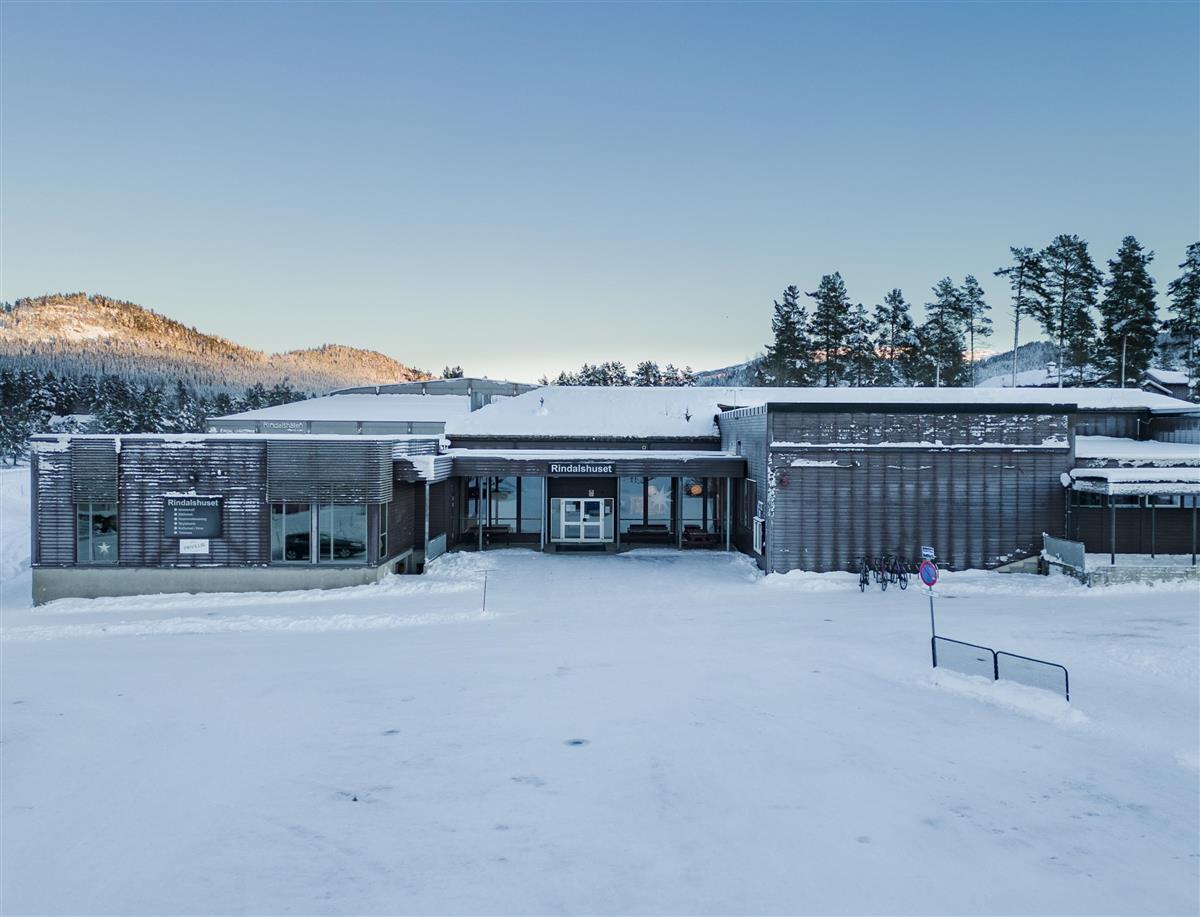 Vinterbilde av Rindalshuset, framsiden - Klikk for stort bilde